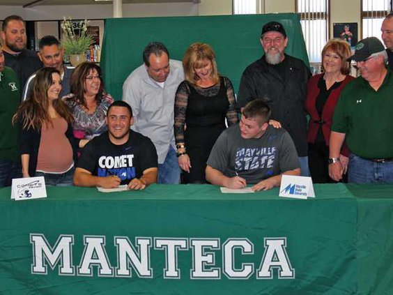 FB--MHS-Clemons McKee signing pic