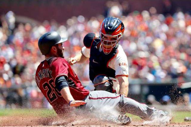 Hundley tags out runner