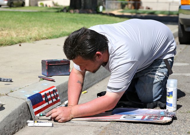 USAストリート看板　FRESH TAR Turlock resident helps homeowners flash patriotism - Turlock Journal