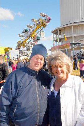 GillingwtrCoupleASK 0686a