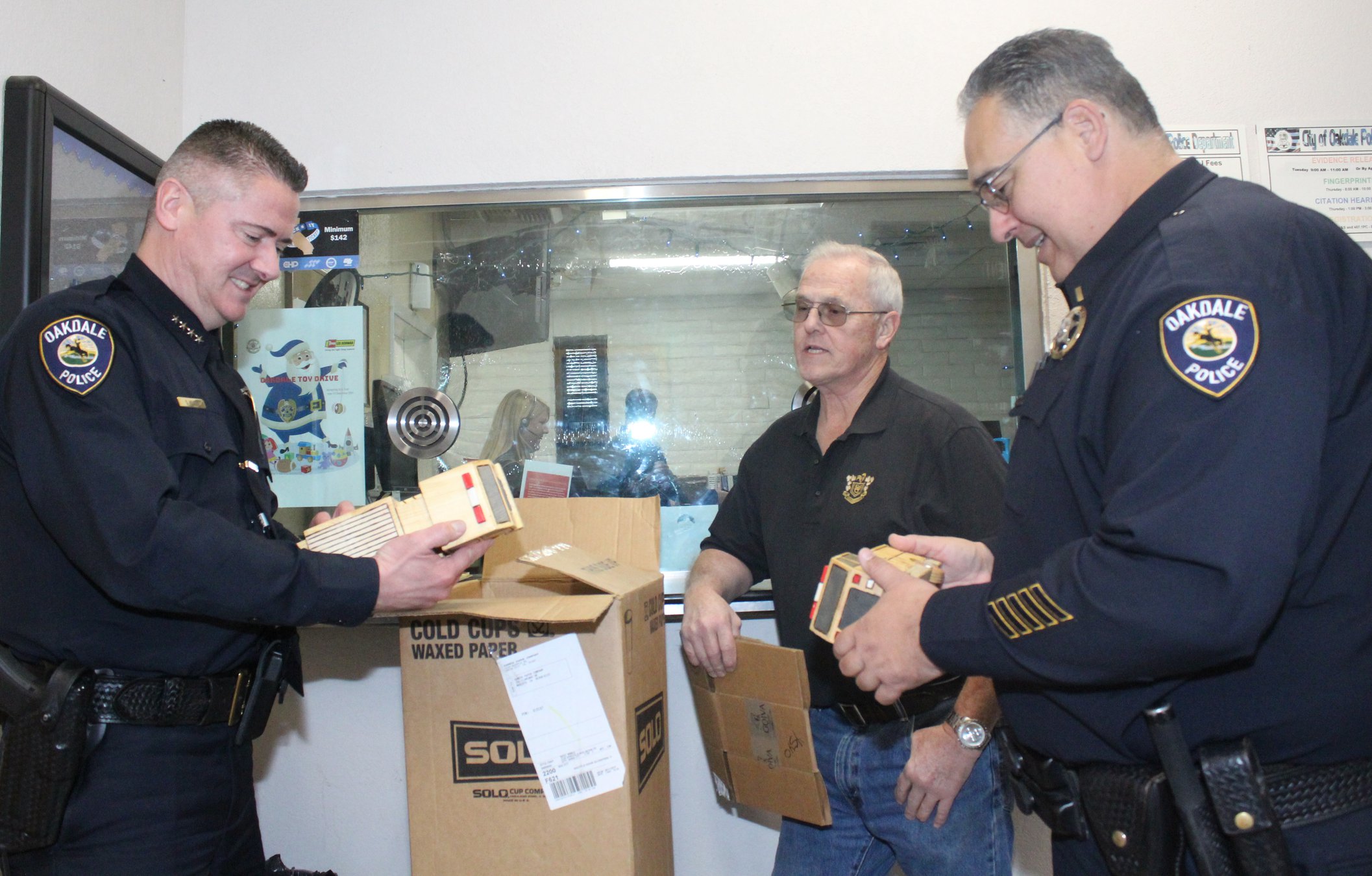 Oakdale Police Take Santa Role To Heart Oakdale Leader