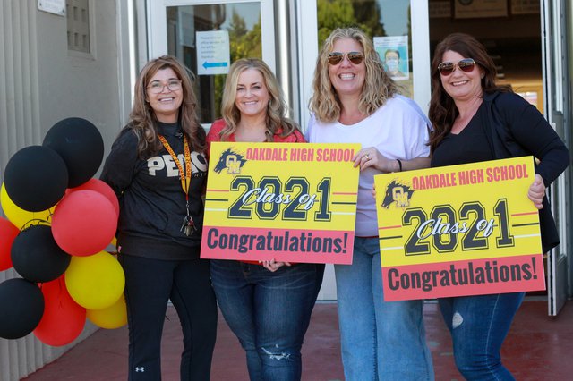 Senior Signs Distributed To Celebrate 2021 Grads - Vimarsana News