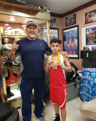 Marques Tovar Silver gloves