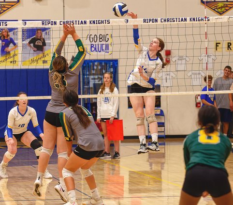 Le Grand-Ripon Christian girls volleyball