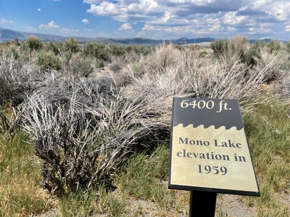 momo lake sign