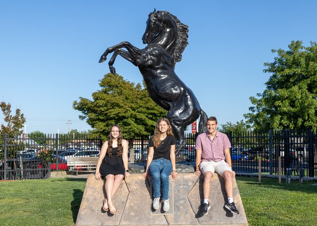Mustang Senior Trio Earn Commencement Honors - Oakdale Leader - Vimarsana News