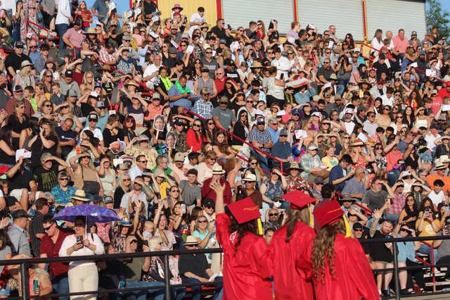 Hundreds Hear The Music Of Pomp And Circumstance - Oakdale Leader - Vimarsana News