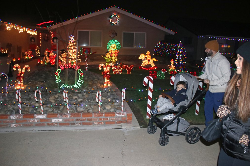 Christmas Tree Lane residents take concerns over vendors to city