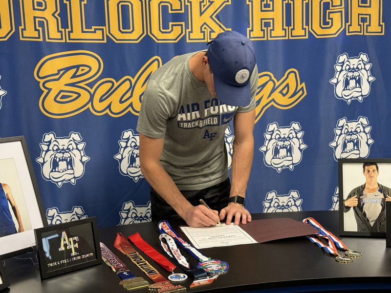 Max McFarlane signing