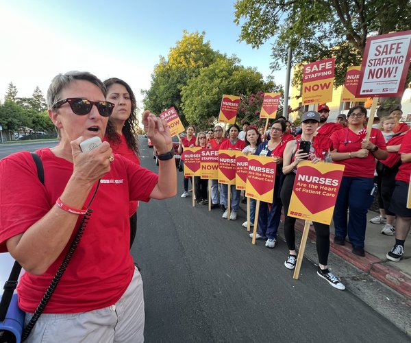 nurses picket 1