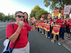 nurses picket 1
