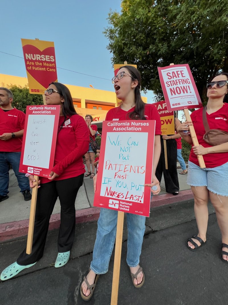 nurses picket 2