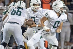Junior Gomez passes
