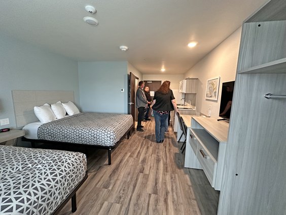 Woodspring Inn & Suites room