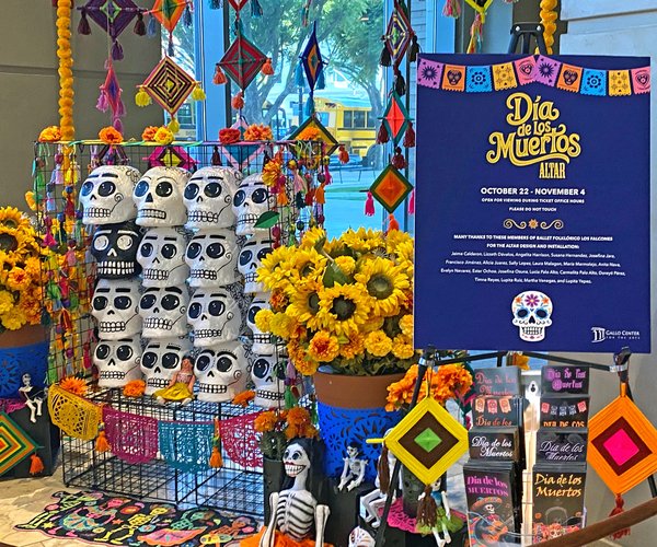 Día de los Muertos ofrenda