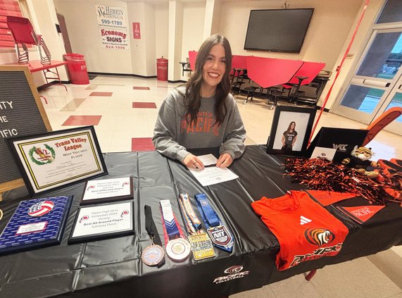 Adriana Dorn signing