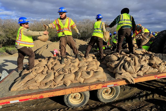 LEVEE_FLOOD_SANDBAGS_CCC7 2-20-17.jpg