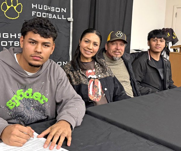 Valente Soria makes his college commitment