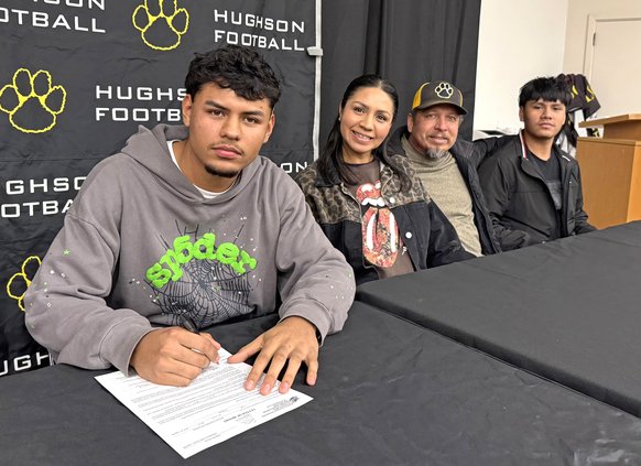 Valente Soria makes his college commitment