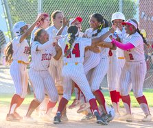 Sophia Alcarez mobbed