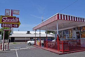 sno-white drive in