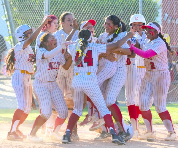 Sophia Alcarez mobbed