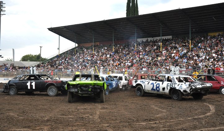 Derby action 715