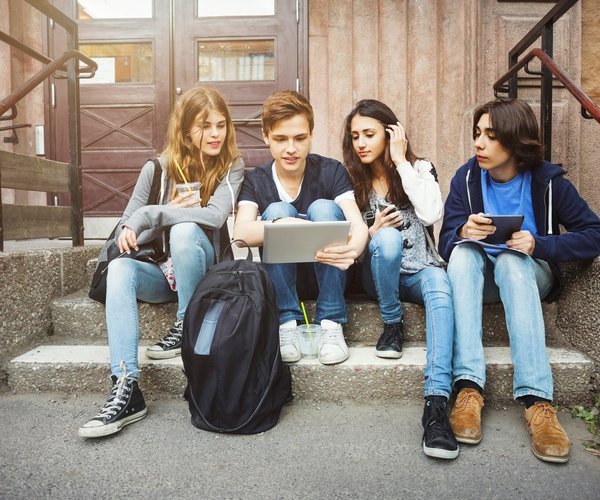 teens on cellphones