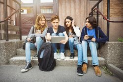 teens on cellphones