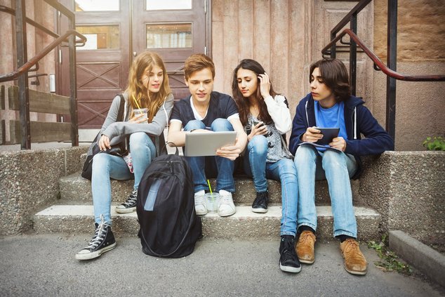 teens on cellphones