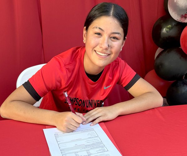 Lilly Staggs signs