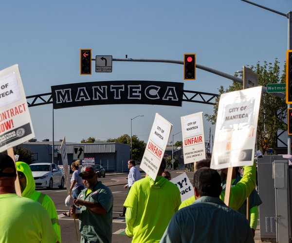 workers picket