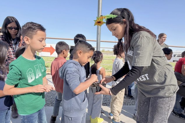 Rosmery Mejia assists students