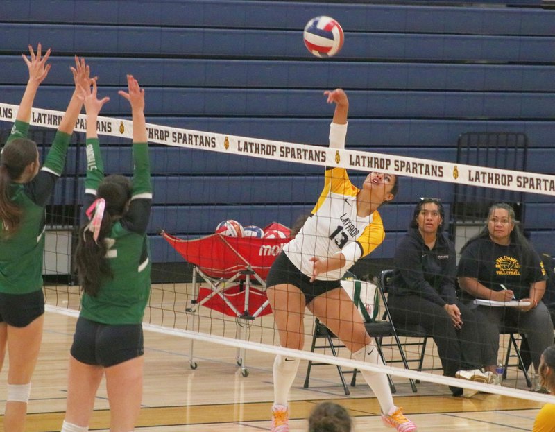 Twelve Bridges-Lathrop girls volleyball